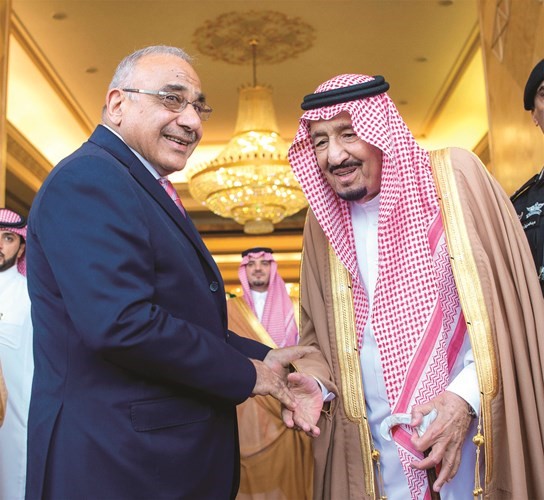 خادم الحرمين الملك سلمان بن عبد العزيز مرحبا برئيس الوزراء العراقي عادل عبد المهدي -(رويترز )﻿