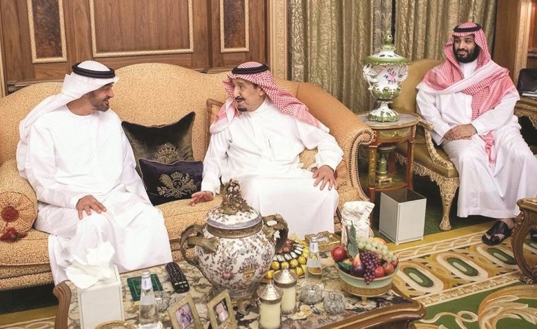 خادم الحرمين الملك سلمان بن عبد العزيز مستقبلا ولي عهد ابو ظبي سمو الشيخ محمد بن زايد بحضور صاحب السمو الملكي الأمير محمد بن سلمان ولي العهد السعودي﻿