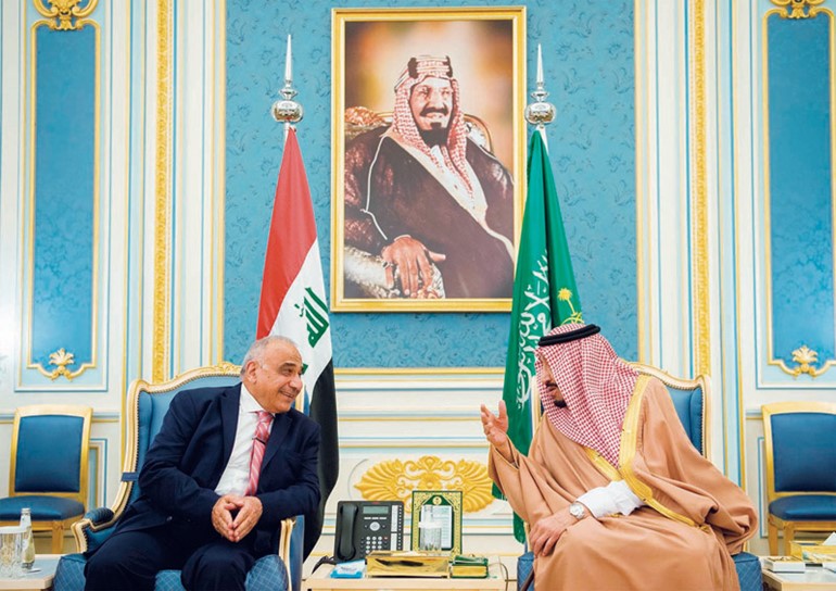 خادم الحرمين الملك سلمان بن عبد العزيز مستقبلا رئيس الحكومة العراقي عادل عبد المهدي   (رويترز)