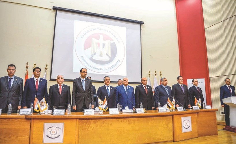 المستشار لاشين إبراهيم رئيس اللجنة الوطنية للانتخابات يستعد لعقد المؤتمر الصحافي امس	 (أ.ف.پ)﻿