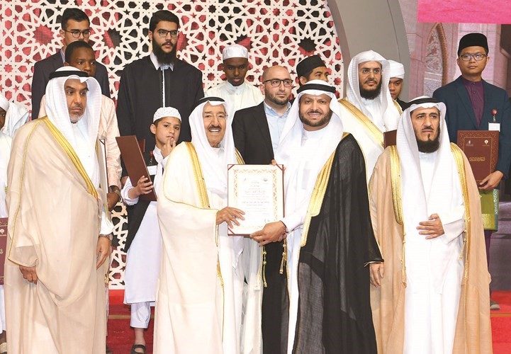 صاحب السمو الأمير الشيخ صباح الأحمد خلال تكريم شبكة الهداية القرآنية من المملكة العربية السعودية﻿