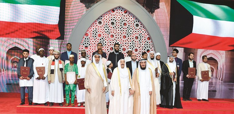 صاحب السمو الأمير الشيخ صباح الأحمد والوزير فهد الشعلة وم.فريد عمادي في صورة تذكارية مع الفائزين﻿