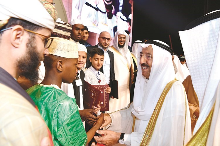 صاحب السمو الأمير الشيخ صباح الأحمد مهنئا الفائزين﻿
