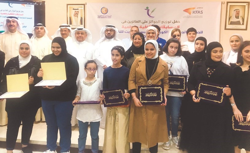 يوسف النجار وعبدالوهاب الرشود وبعض الحضور مع عدد من الطالبات المكرمات ﻿
