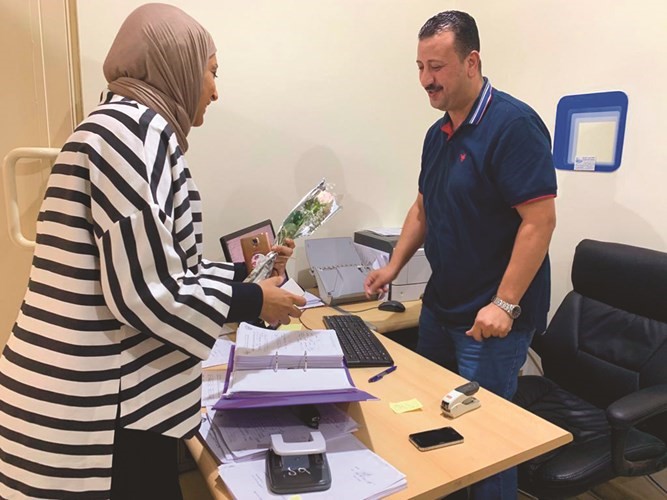 جانب من توزيع الورود ﻿