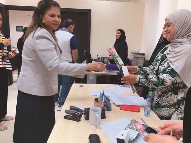 هيئة الإعاقة تكرم موظفيها وتوزع عليهم الورود في يوم الثناء