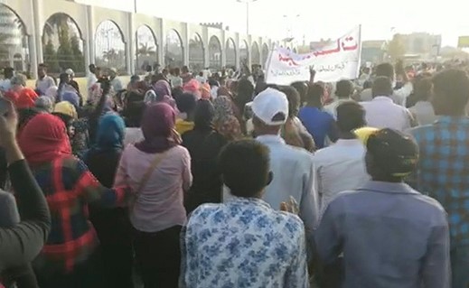 نقل البشير إلى السجن والسودانيون يواصلون التظاهر