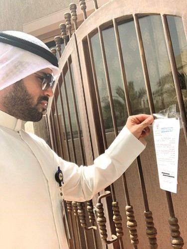 وضع ملصق على أحد التعديات﻿