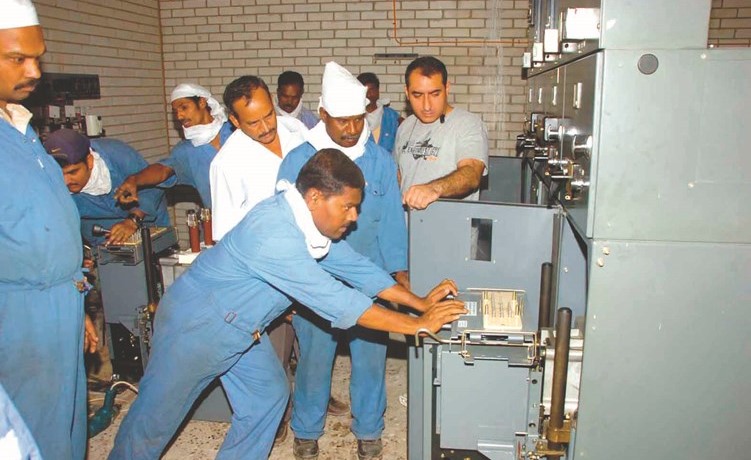 جانب من عمليات الصيانة في احدى المحطات﻿