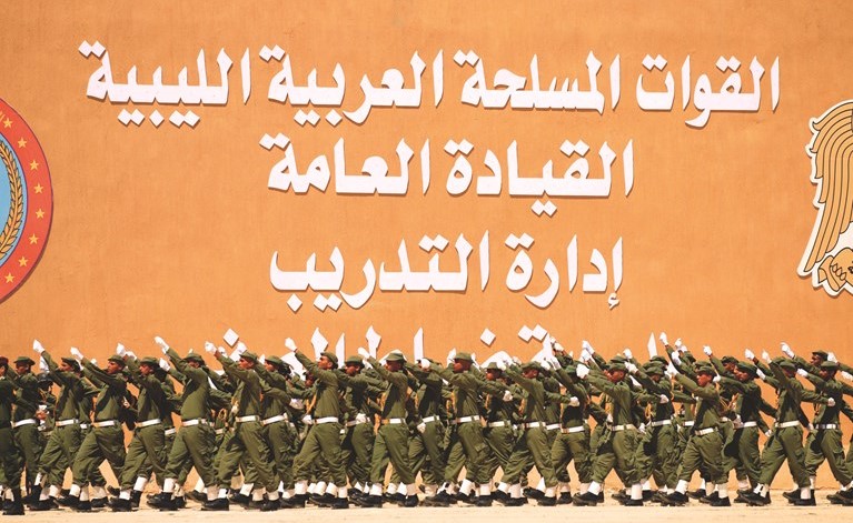 جانب من حفل تخريج دفعة من أكاديمية عسكرية موالية للواء خليفة حفتر في بنغازيامس 	(أ.ف.پ) ﻿