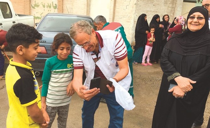 اهداء من جمعية الهلال الاحمر للمتضررين جراء السيول الاخيرة في مدينة الاهواز بمحافظة خوزستان الايرانية﻿