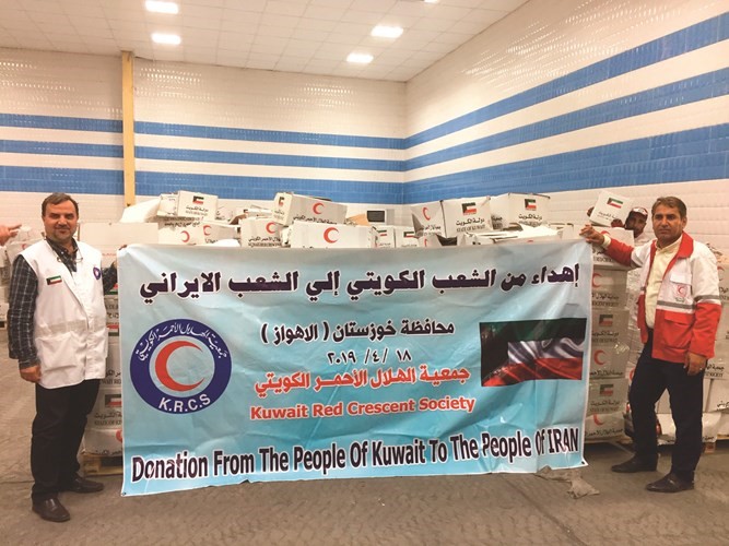 اهداء من جمعية الهلال الاحمر للمتضررين جراء السيول الاخيرة في مدينة الاهواز بمحافظة خوزستان الايرانية﻿
