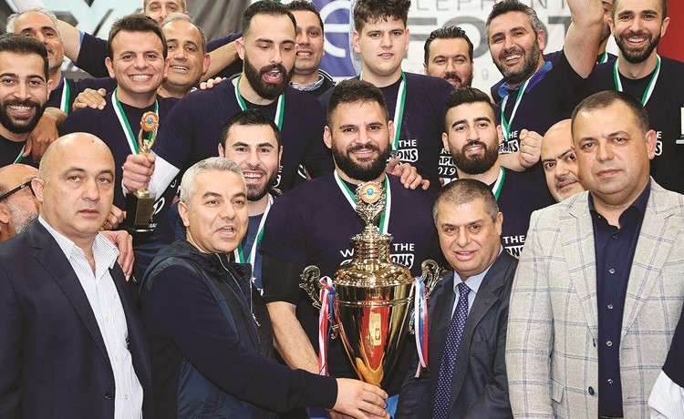 لاعبو سبيدبول شكا يتسلمون الكأس ﻿