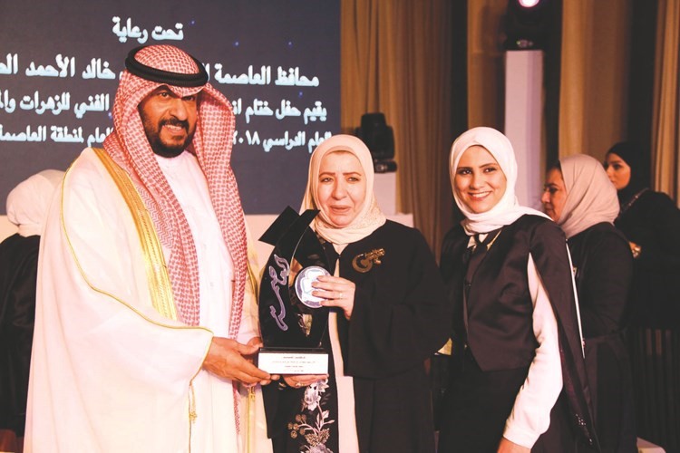 تكريم مديرة مدرسة للحاصلين على المركز المميز﻿