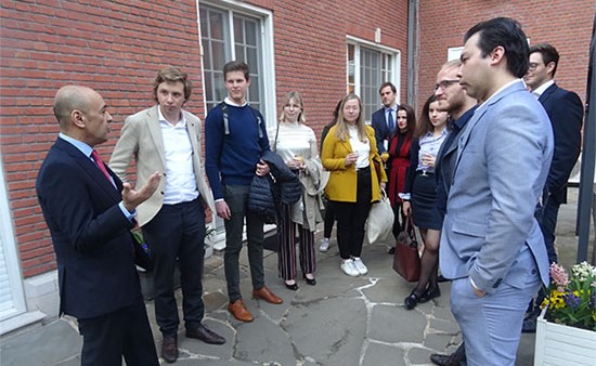 مجموعة من الطلاب البلجيكيين خلال لقائهم مع  السفير جاسم البديوي