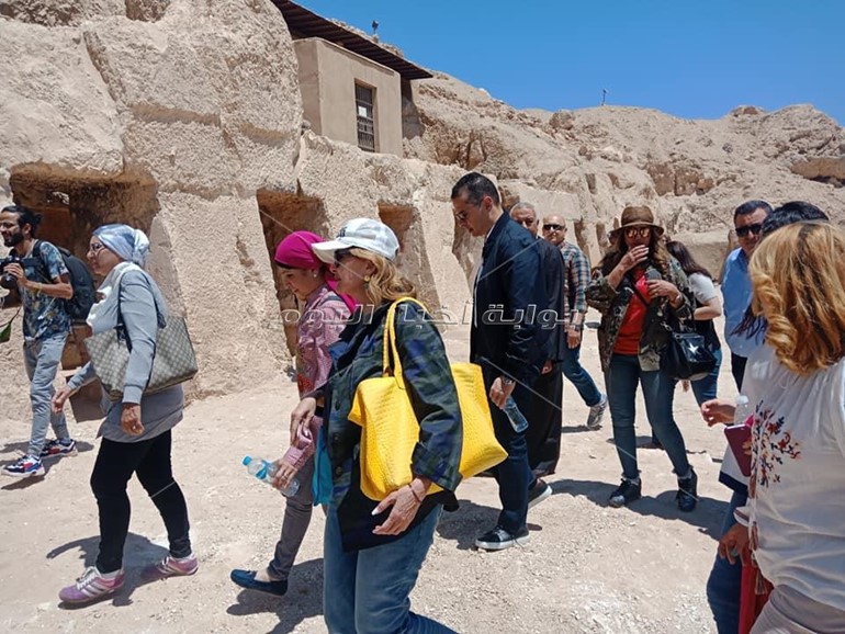 شاهد.. يسرا وليلى علوي في حضرة عظمة الآثار في الأقصر