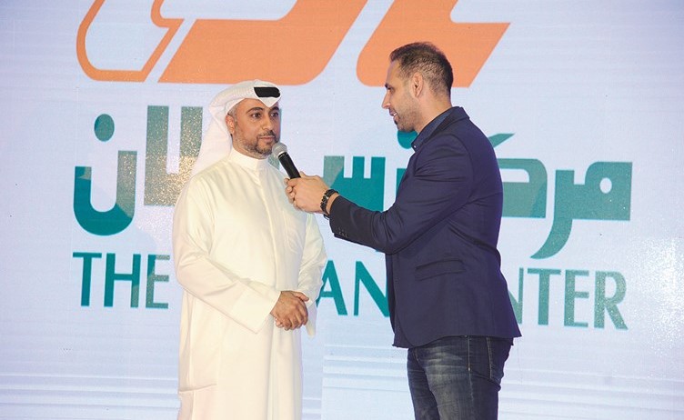 الفائز بالجائزة خلال الحفل﻿