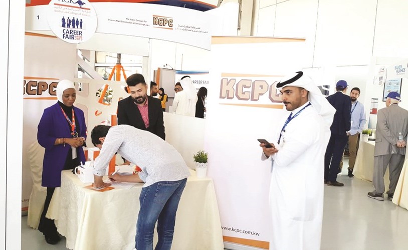 إقبال من الطلبة على جناح المعامل في المعرض﻿