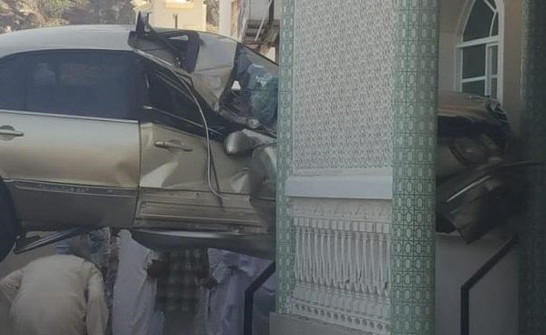 شاهد.. سيارة تقفز فوق الحواجز وتداهم مسجد في “عُمان” وتسبب كارثة !
