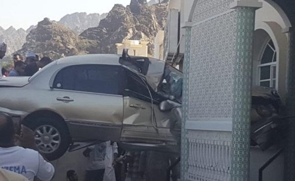 شاهد.. سيارة تقفز فوق الحواجز وتداهم مسجد في “عُمان” وتسبب كارثة !