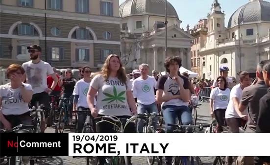 بالفيديو.. الدراجات الهوائية لتوليد الكهرباء أثناء خطاب الناشطة تونبرغ في روما