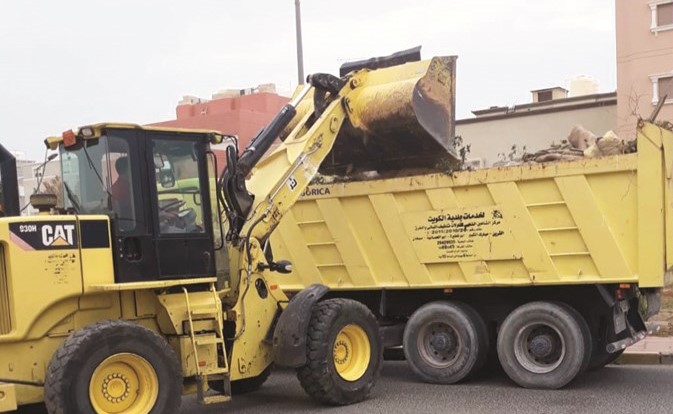 جانب من رفع المخلفات في مبارك الكبير﻿