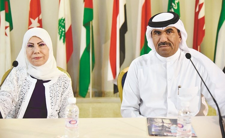 رائدة الفن الخليجي مريمالصالح مع رئيس المركز الإعلامي للمهرجان الزميل مفرح الشمري	﻿