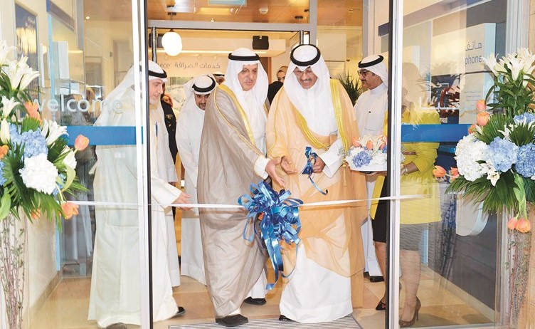الشيخ فواز الخالد الصباح وماجد العجيل لحظة قص شريط افتتاح الفرع﻿