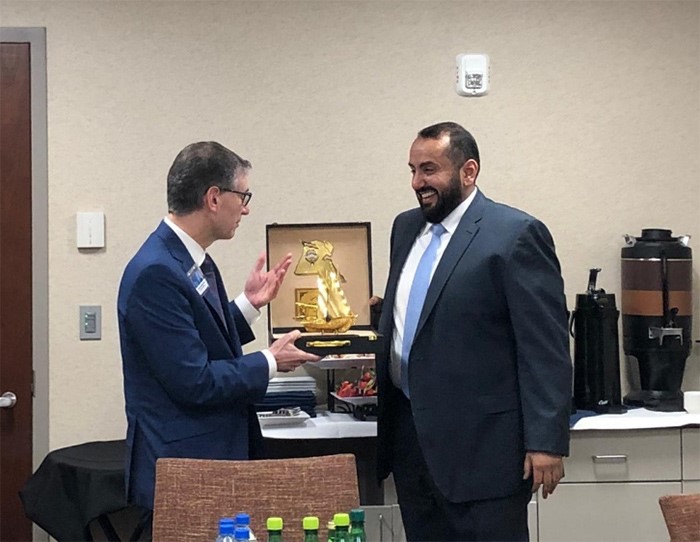 الشيخ د.باسل الصباح مكرما مدير عام مستشفى مايو كلينيك د.فروجا