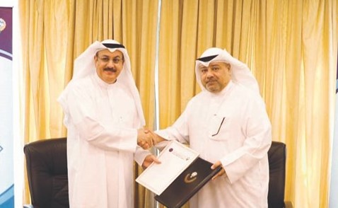 د.خالد مهدي ومساعد العسعوسي خلال توقيع الاتفاقية﻿