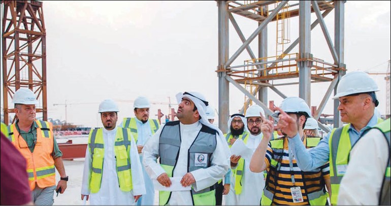  الوزير خالد الروضان خلال الجولة التفقدية على مشروع مبنى الركاب الجديد