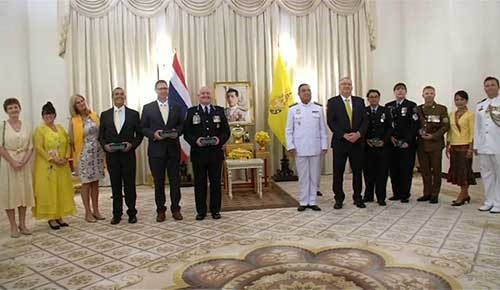 بالفيديو.. ملك تايلاند يكرم غواصين أستراليين شاركا في إنقاذ فتية الكهف