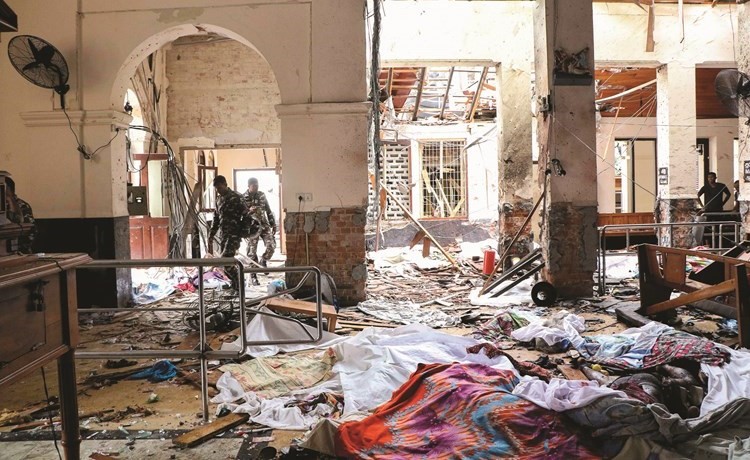  ﻿جثث الضحايا واثار الدمار الذي خلفته احد الهجمات في كنيسة سانت انطونيو بكولومبو(أ.ف.پ)﻿