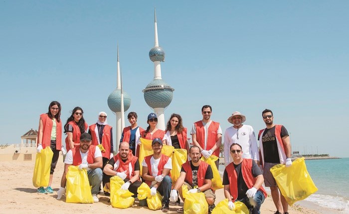 ﻿فريق الخليج أمام الأبراج خلال الاحتفال بيوم الأرض﻿