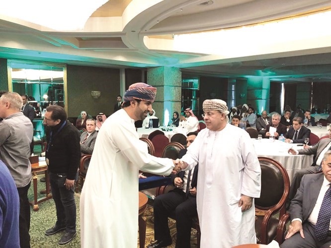 د. سلطان اليحيائي يرحب بأحد الفائزين العمانيين﻿
