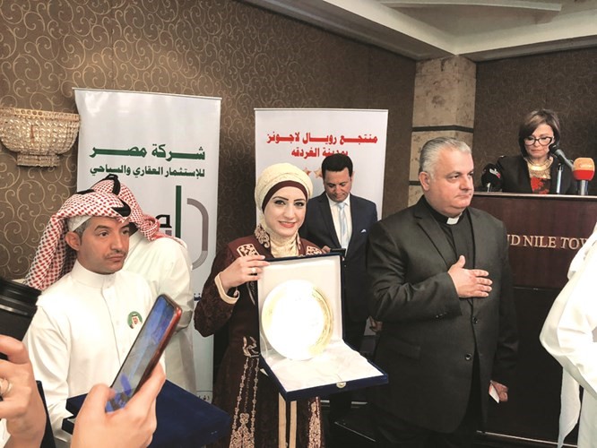 شذا من الاردن تتسلم درع التكريم﻿