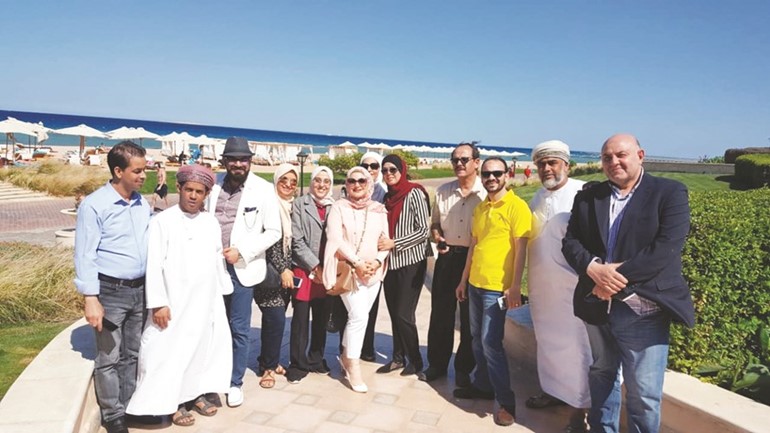 الاعلاميون في لقطة تذكارية﻿
