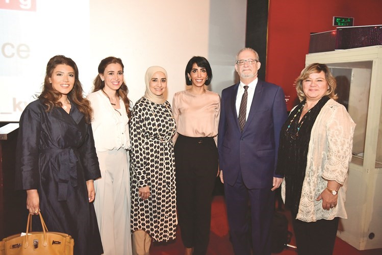 مريم العقيل والسفير الأميركي لورانس سيلفرمان في لقطة مع سيدات أعمال﻿