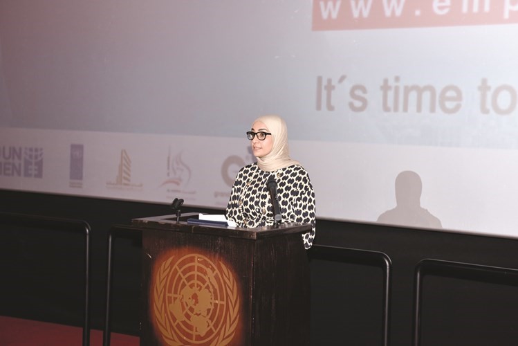 مريم العقيل متحدثة خلال المؤتمر﻿