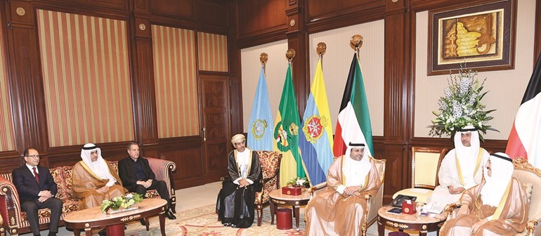 صاحب السمو الامير الشيخ صباح الاحمد خلال استقباله محمد الجبري والمشاركين في الملتقى الاعلامي ﻿