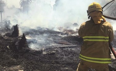 أحد رجال الإطفاء يكافح النيران ﻿
