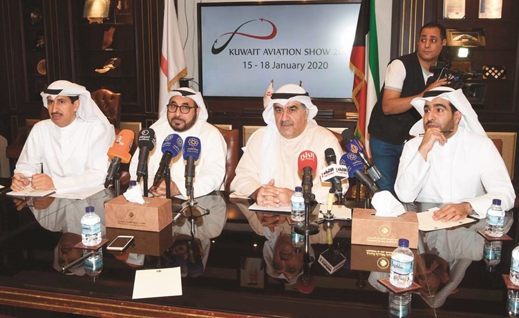 يوسف الفوزان وأحمد بهبهاني وم. سعد العتيبي خلال المؤتمر الصحافي	(محمد هاشم)﻿