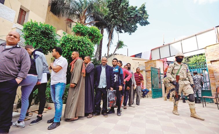 المصريون واصلوا لليوم الثاني الاقبال على لجان الاقتراع للاستفتاء على التعديلات الدستورية	(رويترز)﻿