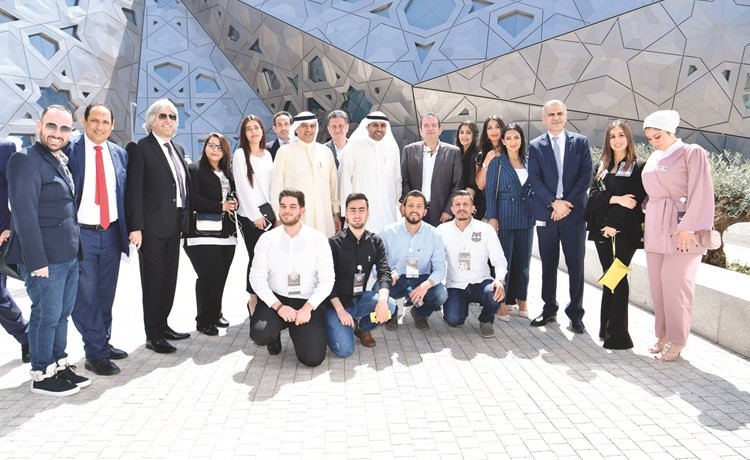 محمد الجبري وماضي الخميس مع عدد من المشاركين في الملتقى الإعلامي العربي في دورته 16 	(قاسم باشا)﻿