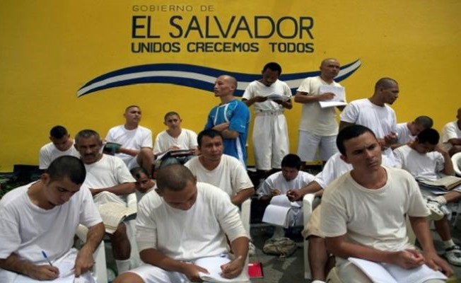 مجرمون خطرون يكتسبون مهارات حرفية في سجن بالسلفادور