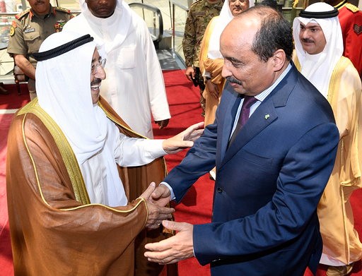 صاحب السمو مستقبلا الرئيس الموريتاني لدى وصوله إلى أرض المطار