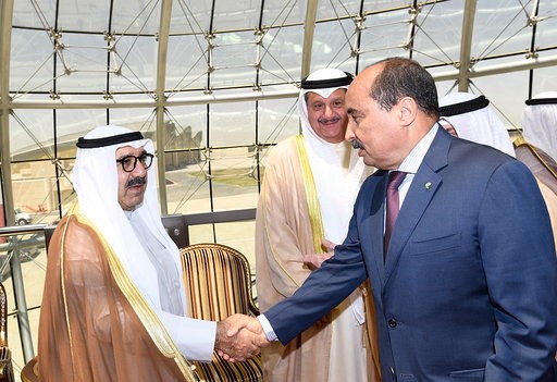 الشيخ ناصر صباح الأحمد مصافحا الرئيس ولد عبد العزيز 
