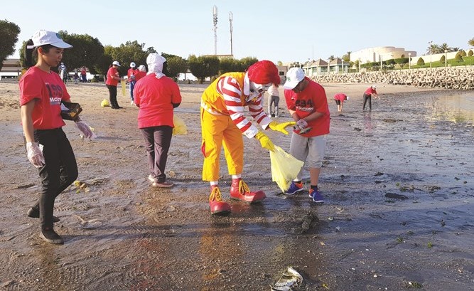 رونالد ماكدونالد يشارك المتطوعين في حملة التنظيف﻿