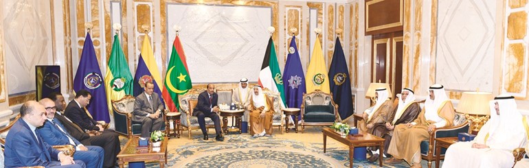 جانب من جلسة المباحثات بين صاحب السمو والرئيس الموريتاني ﻿