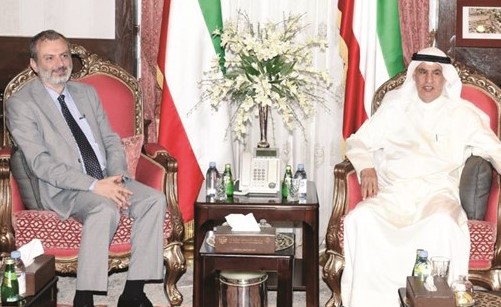 صالح الفضالة خلال اللقاء مع رئيس مكتب مفوضية اللاجئين في الكويت سامر حدادين ﻿